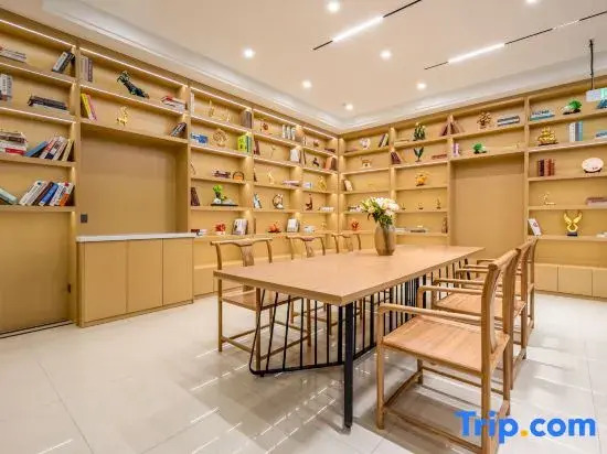 Yijia Platinum Hotel (Pinghuai North Road Textile and Garment City)
