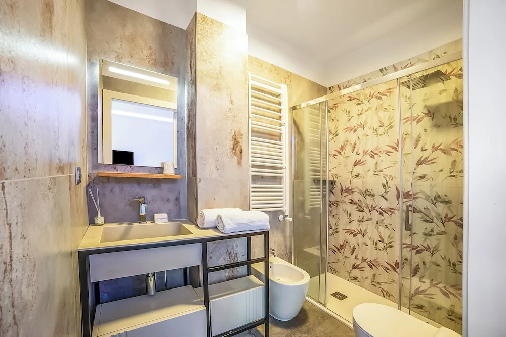 7br Luxury Villa - Pool, Garden & Parking