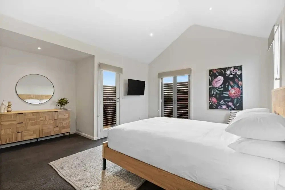 Chic 2-bed Home By Bustling Shops