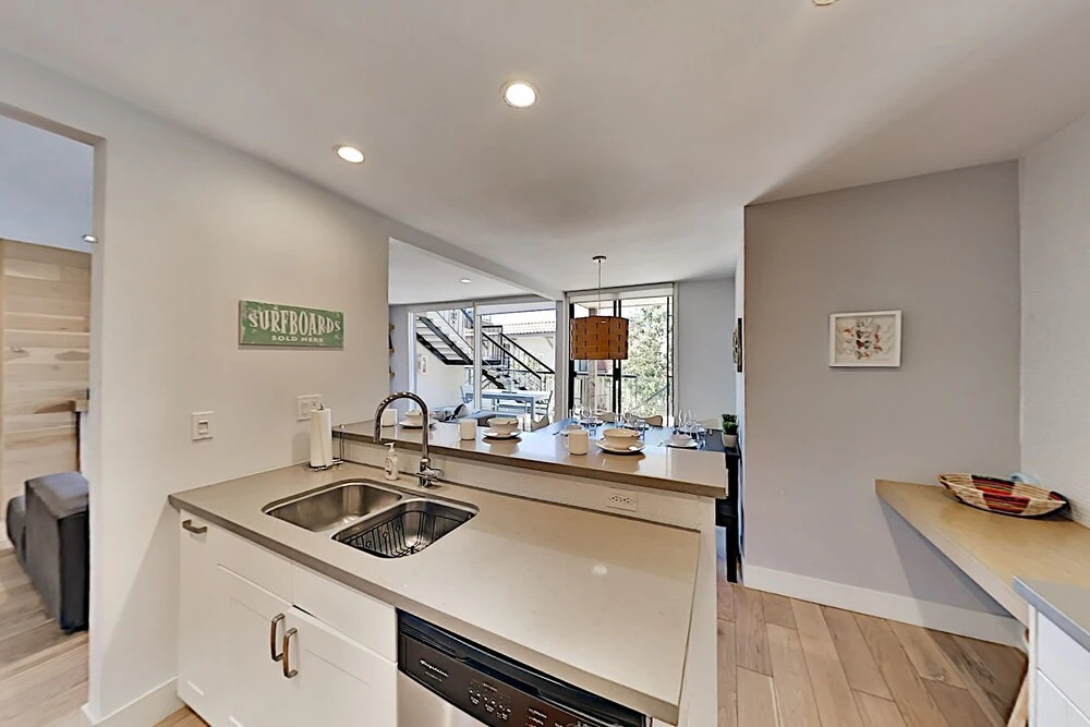 Immaculate Beach W/ Pool, Hot Tub & Balconies 2 Bedroom Condo