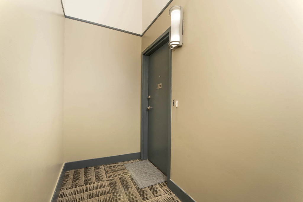Bright and airy downtown loft! Great wifi!