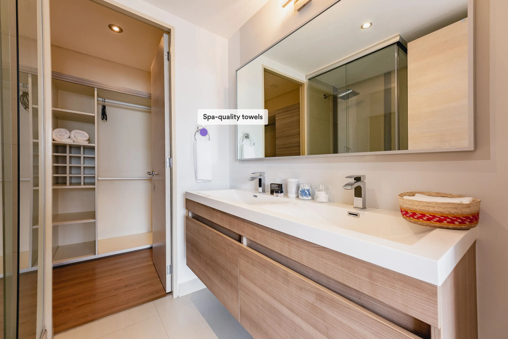 Artsy, Hi-Tech Condo in the Heart of Roma