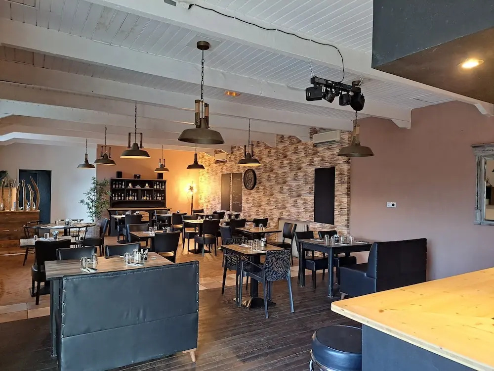 Logis Hotel Restaurant Les Platanes