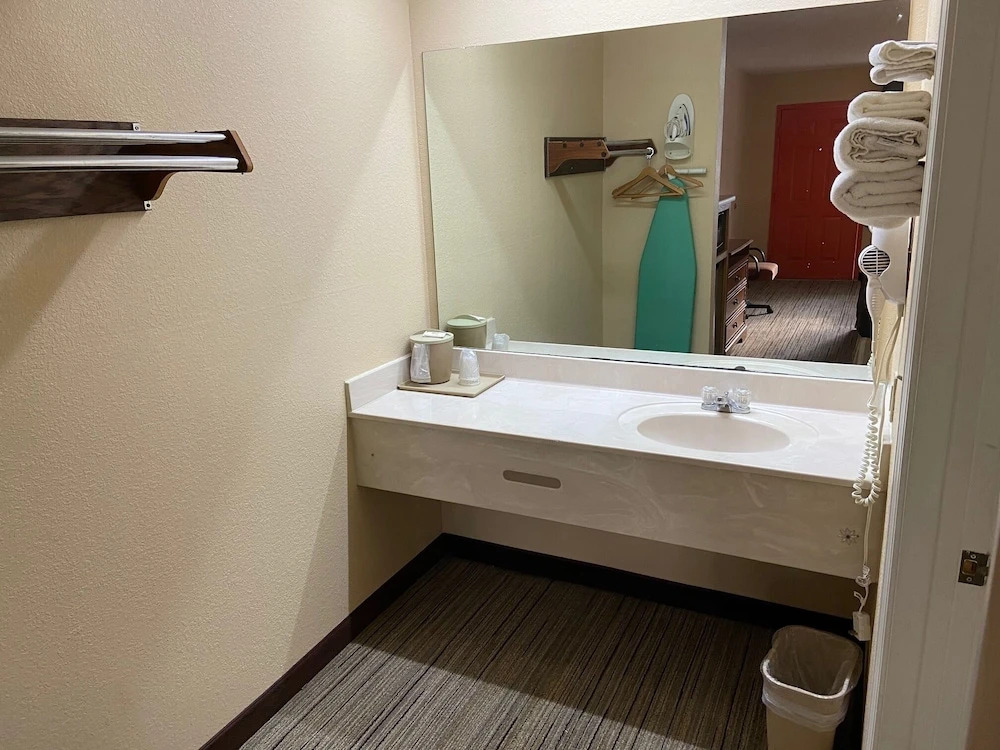 Ashwood Inn & Suites