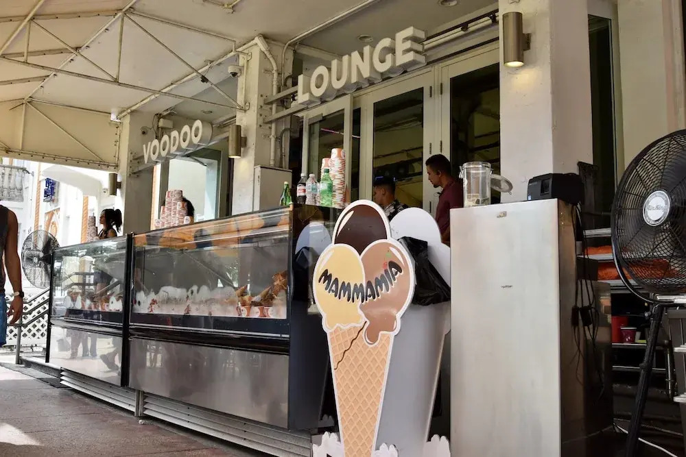 Deco Walk Hostel | Beach Club