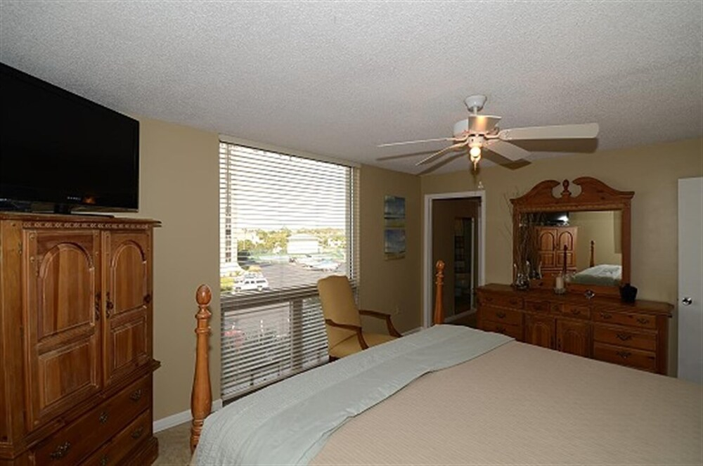 Shoreline Towers 1046 3 Bedroom Condo