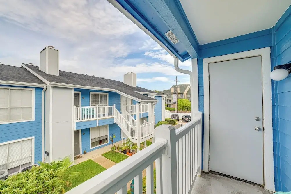 Bay View, Pool Access: Romantic Galveston Retreat!