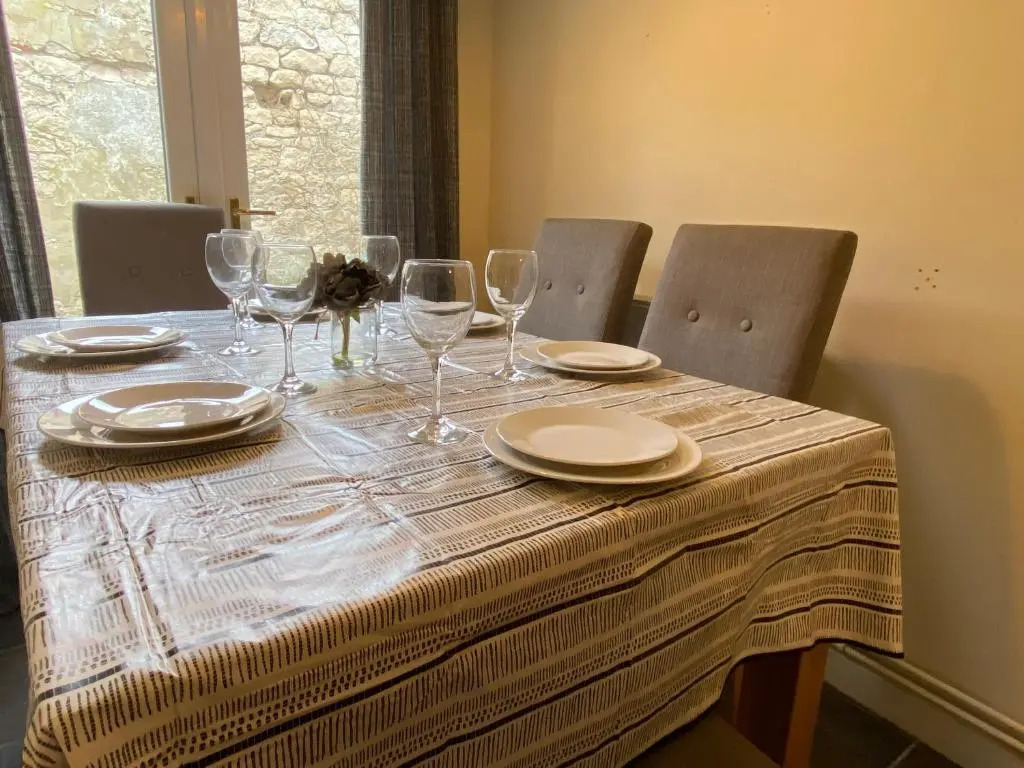 Cosy 3-bedroom house, stones throw to beach