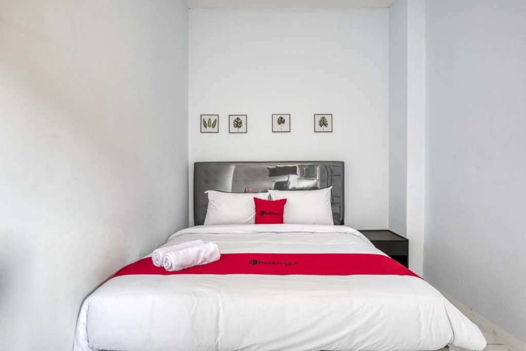 RedDoorz Plus near Jakarta Kota Station