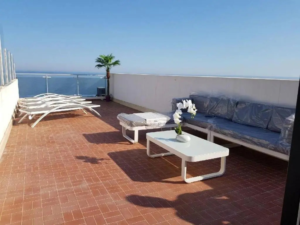 Appartement 3 pièces Nice Promenade des anglais dernier étage vue mer solarium