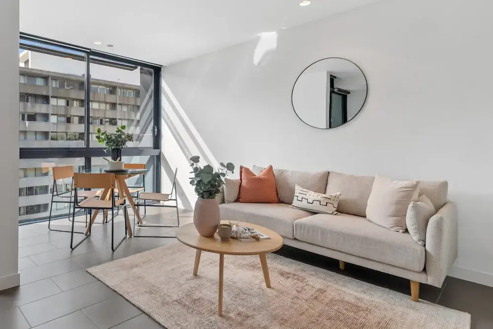 Chic City Escape With Pool, Gym & Parking