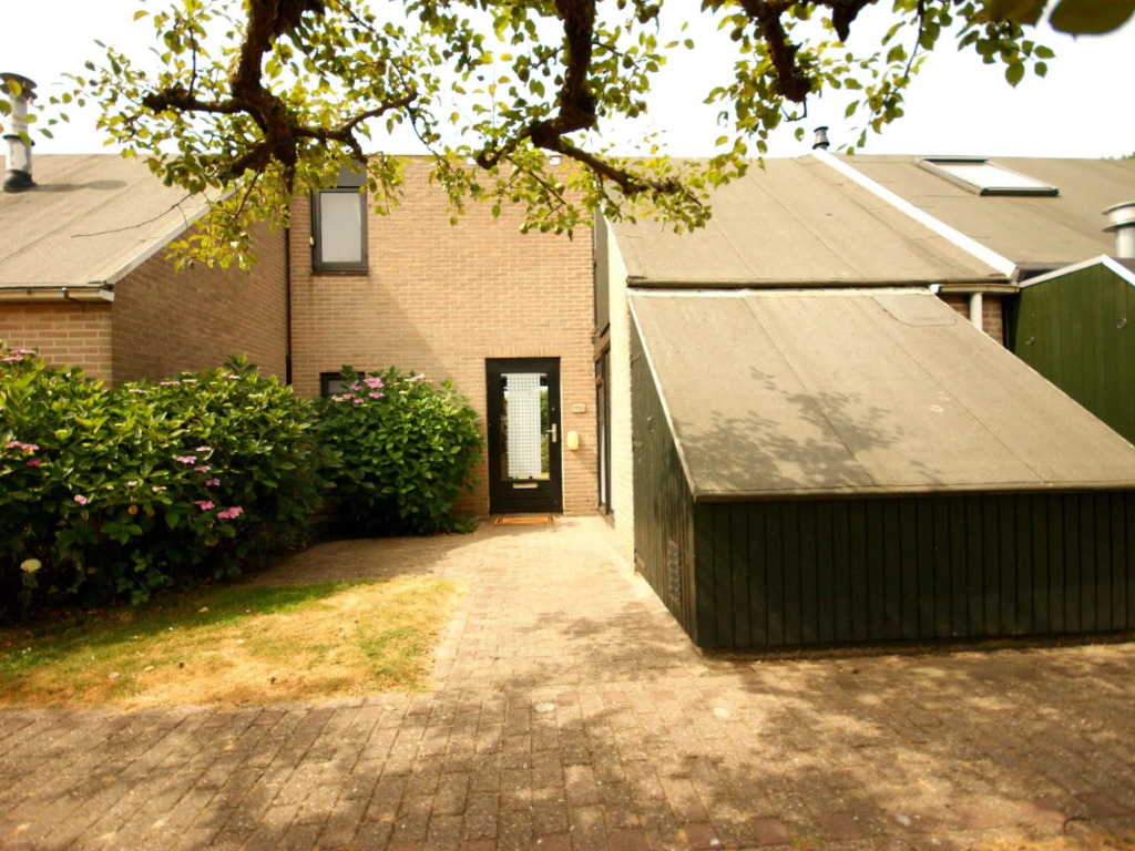 Holiday Home near Beach with Pool Access