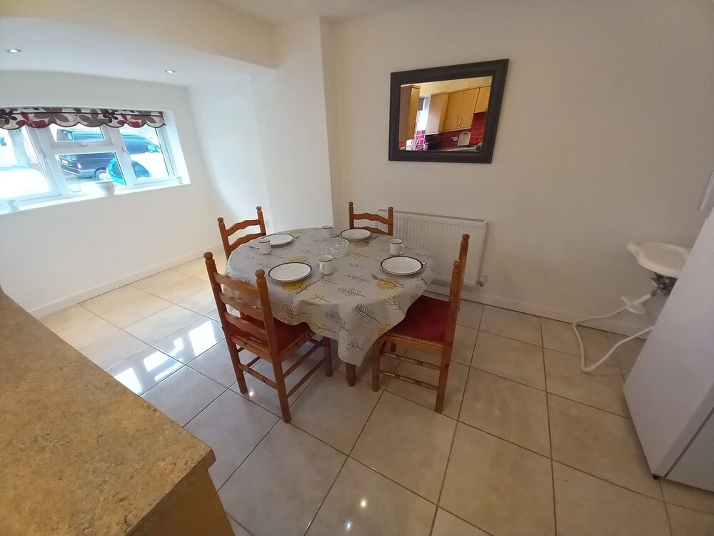 Leominster 3 Bedroom House, Parking Garden Private