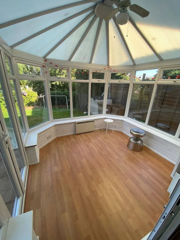 Luxury 5 Bedroom 2 BA House with Parking