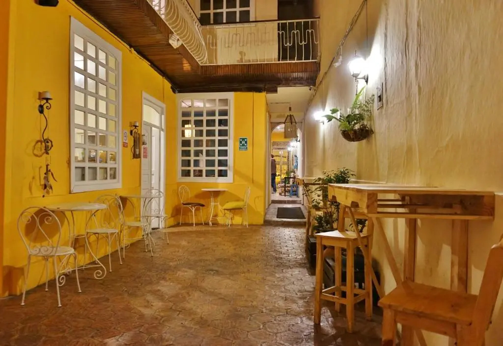 Hostal Mochiliers Bed and Breakfast