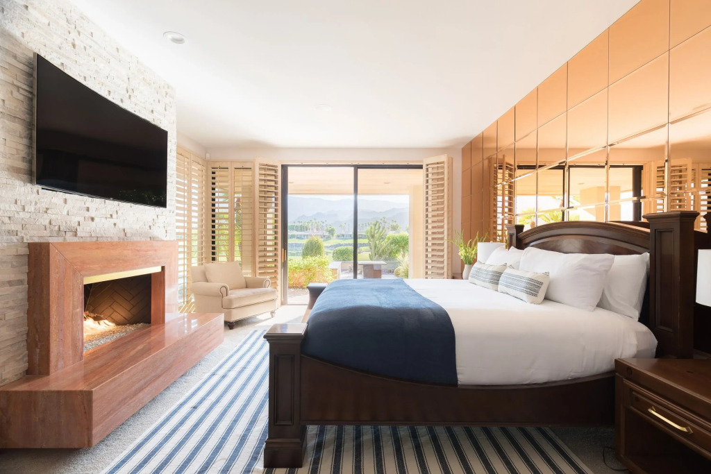 Moonshine by Avantstay Modern & Stylish Estate w/ Bar, Fire Pit & Hot Tub 5 bd