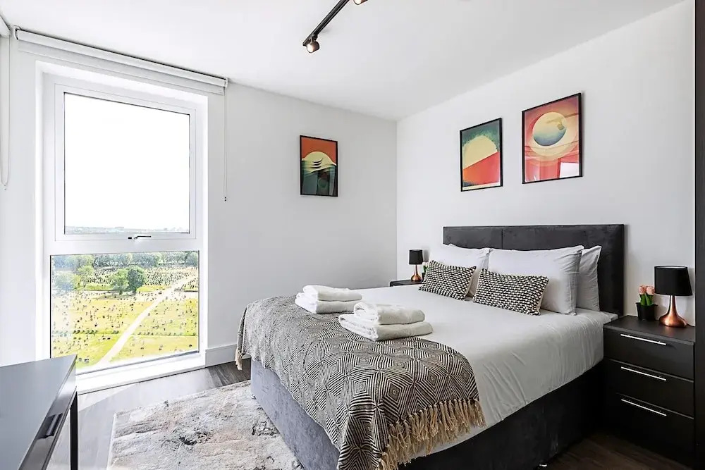 Sleek and Stylish 9th Floor Apartment