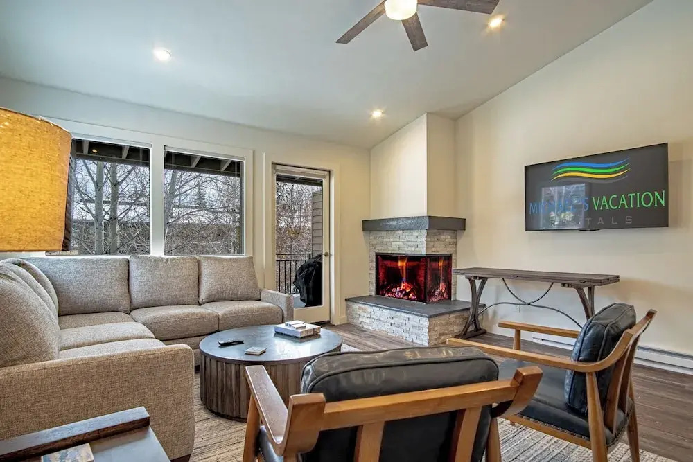 Warm Springs Retreat - Prime Location Near Downtown & Ski Lifts