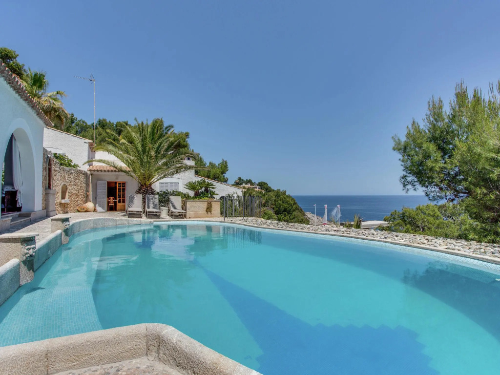 Fantastic Villa With Private Swimming Pool, Garage, Bbq, Patio, Wifi and the sea