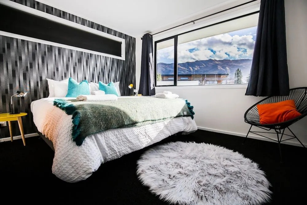 Wanaka Lakefront Gem