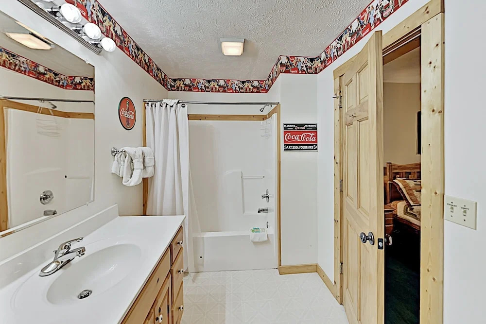 The Bear Essentials Getaway W/ Hot Tub 3 Bedroom Cabin