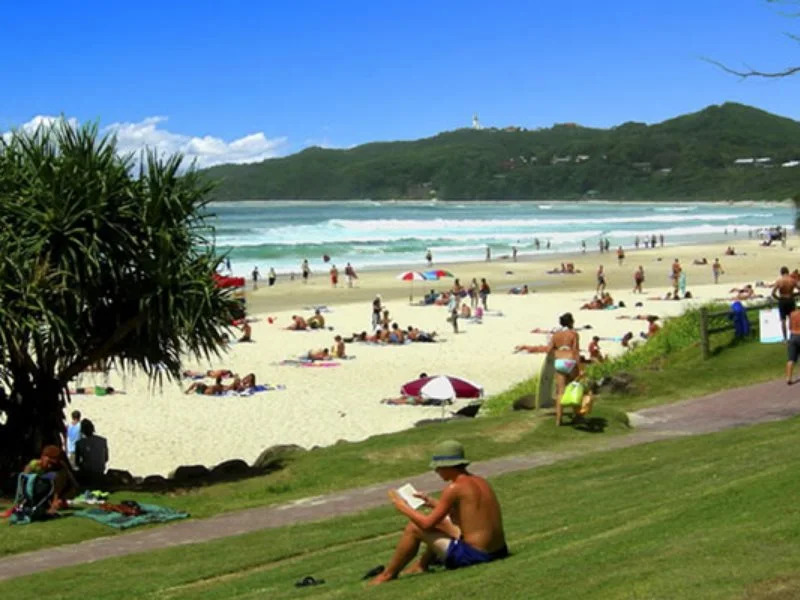Clarkes Beach Villa - steps to beach & Byron town