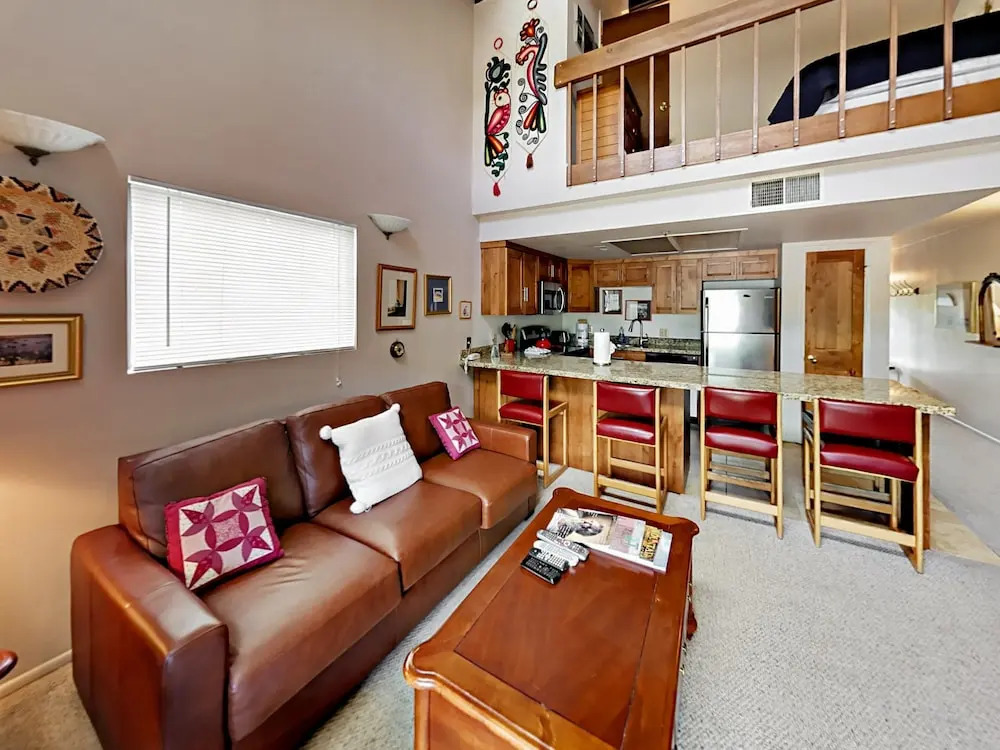 1491 Woodside Avenue Condo Unit 303A - 1 Br condo by RedAwning