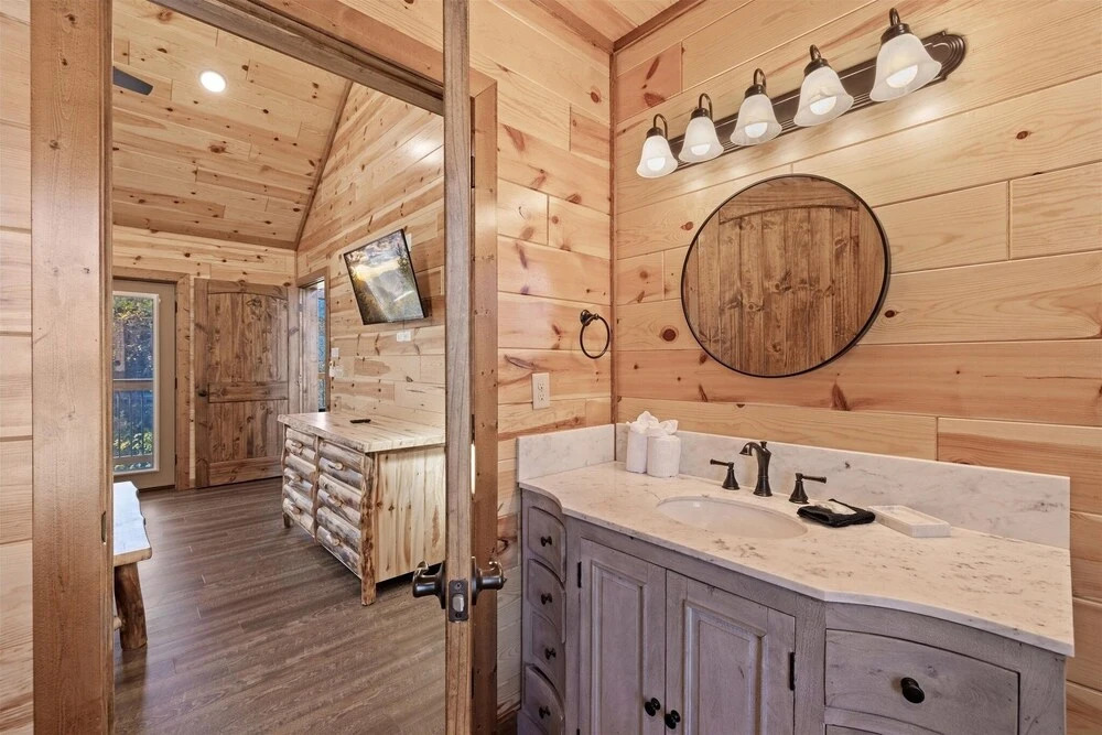 Smokey Treats 5 Bedroom Cabin by RedAwning
