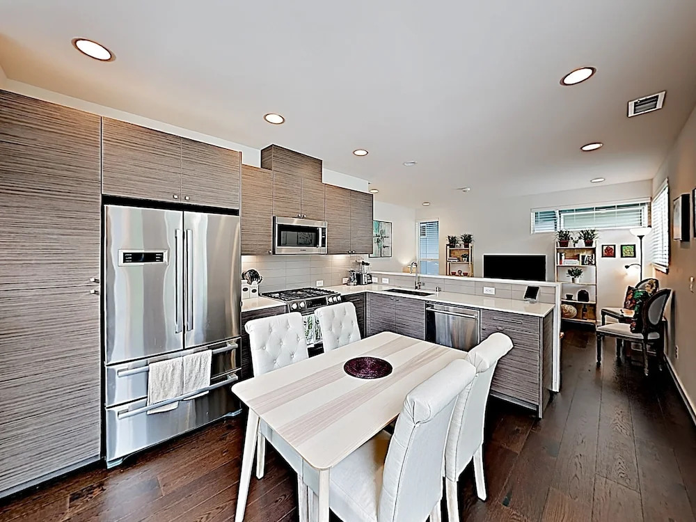 Chic Capitol Hill Townhome W/ Rooftop Deck & AC Townhouse