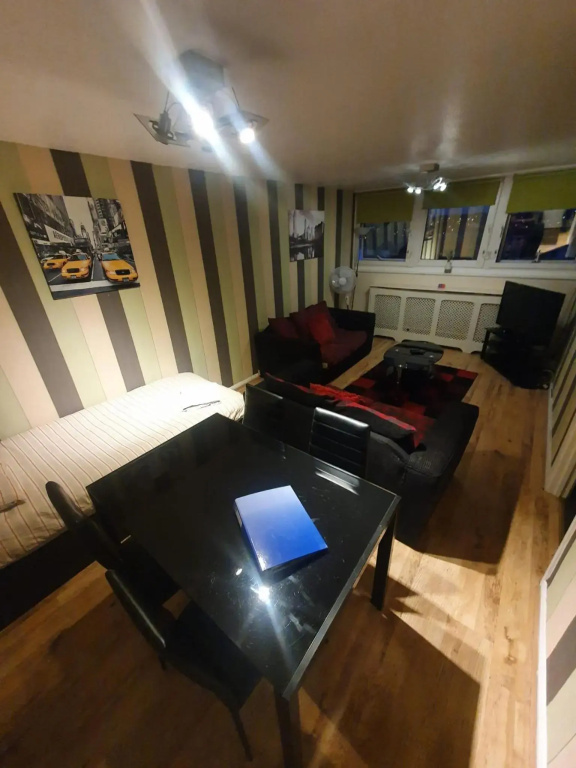 Snooozz - in the heart of Nottingham City Centre - in Victoria Centre Shopping Centre on Milton Street - Your own private Apartment next to the Hilton with full Kitchen and Television Lounge, plus Restaurants, Shops and Supermarket all onsite