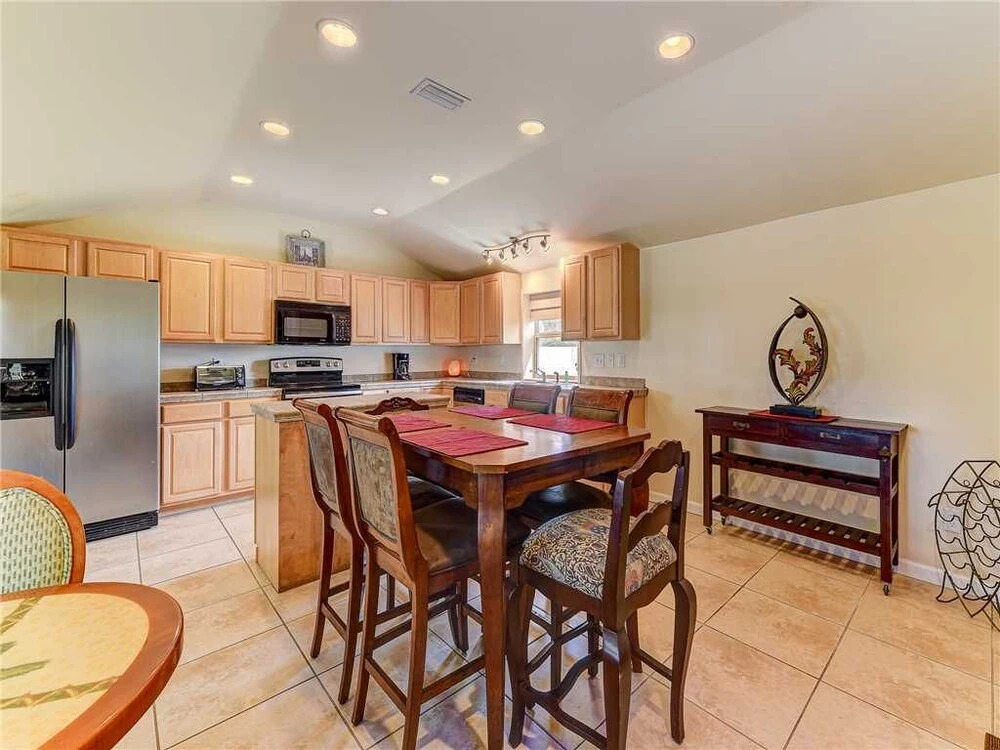 Anastasia Cottage, 2 Bedrooms, Walk to Beach, Sleep 4