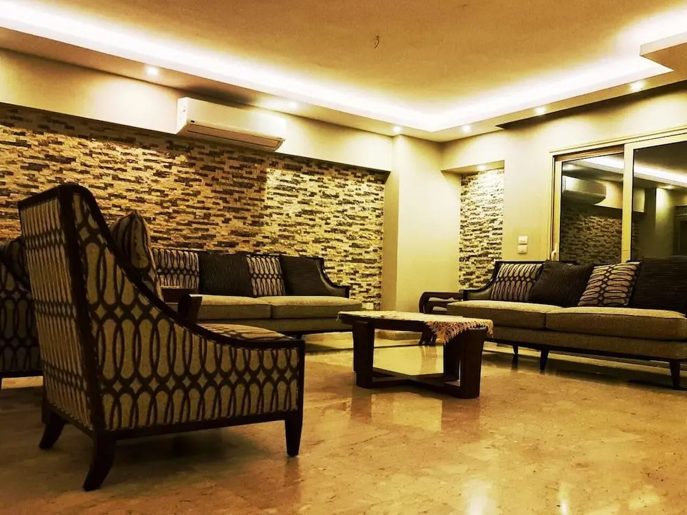 Spacious Executive Luxury Apartment With Balcony