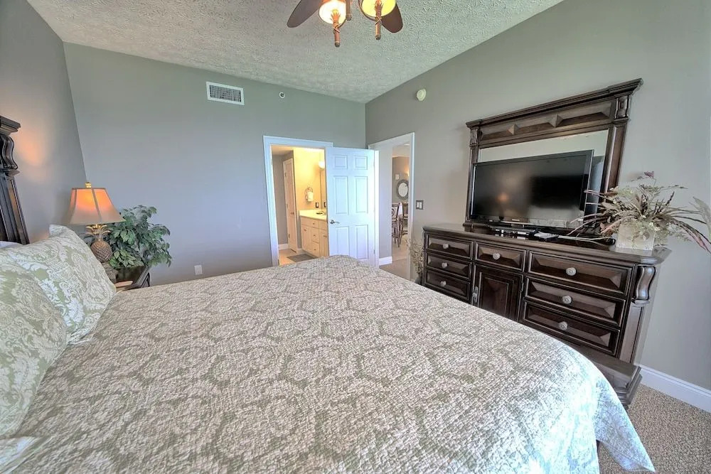 Stylish Oceanfront Condo with Beach and Picnic Area Access - Unit 1706 by RedAwning