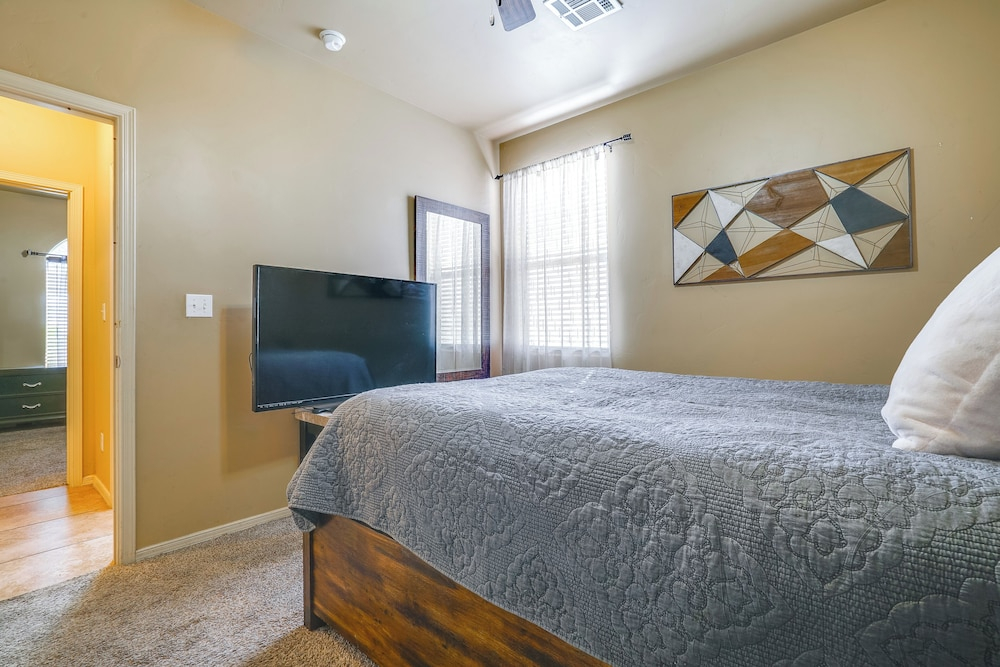 Pet-friendly Getaway w/ Mtn Views in Las Cruces!