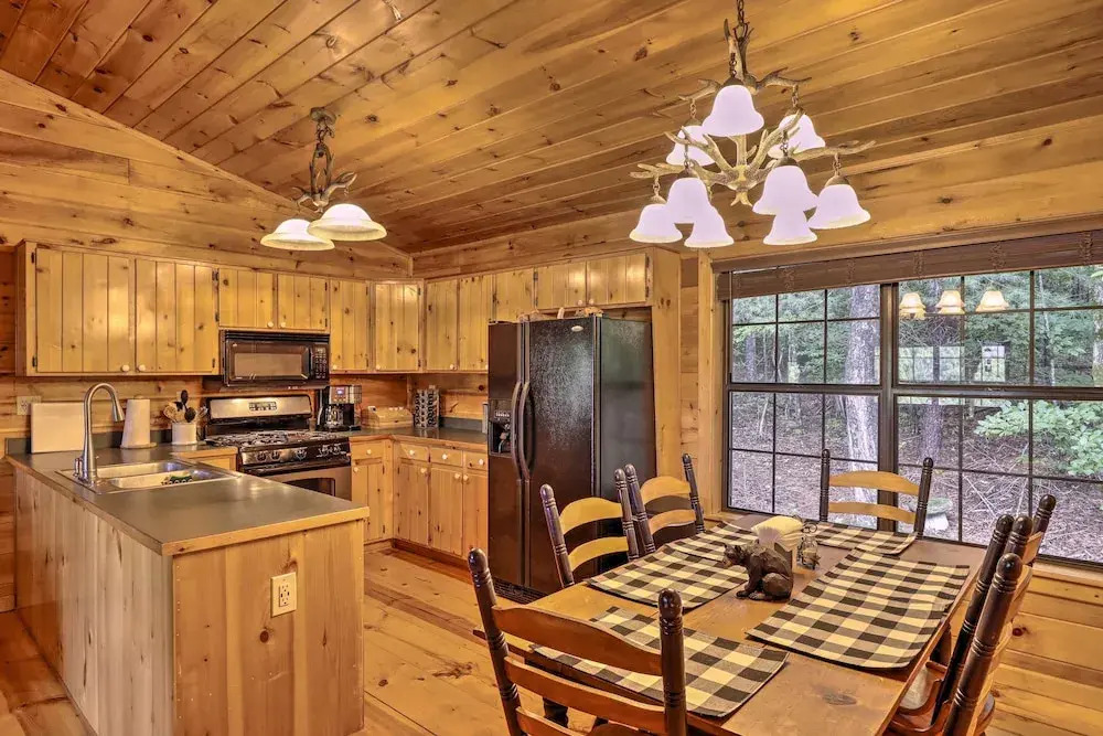 Cozy Cherry Log Cabin ~ 10 Mi to Mercier Orchards