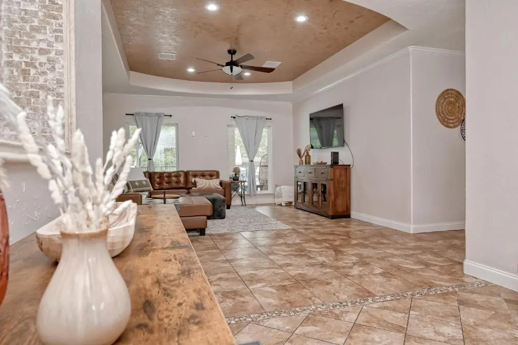 Great Escape With Private Pool and Deck