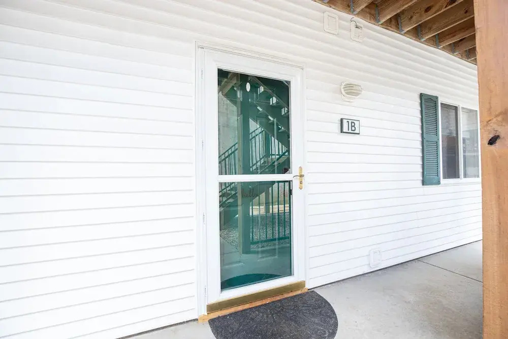 Steps to Water, Serene View, Updated Condo Family Fun w/ 3 Pools in Camdenton