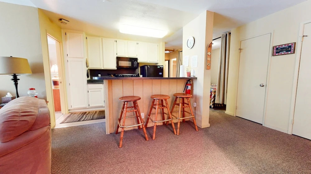 Crestview 25 Convenient Location near the Village and Lifts, Pet-Friendly by RedAwning
