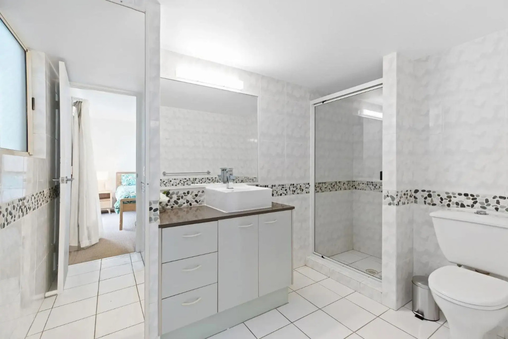 6 Pacific Outlook Modern unit with lovely Ocean Views Pool in Complex Walk to Beach