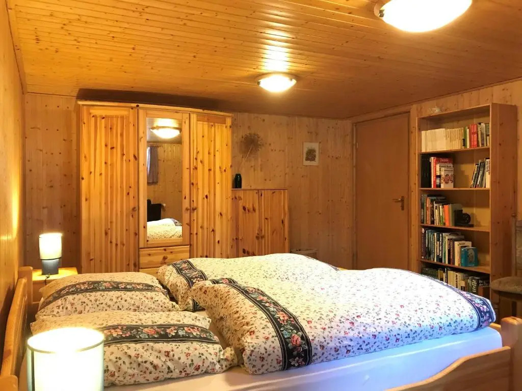 Schönes Kellerzimmer mit Bad