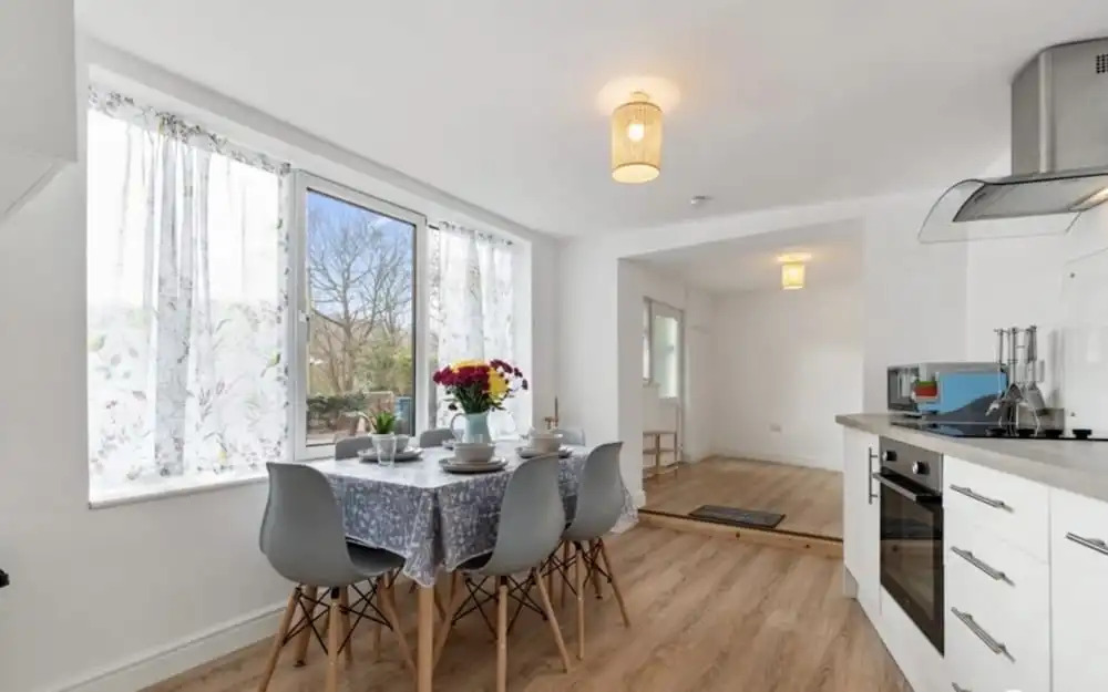 Stunning Renovated & Spacious 2 BR - 100m to Beach