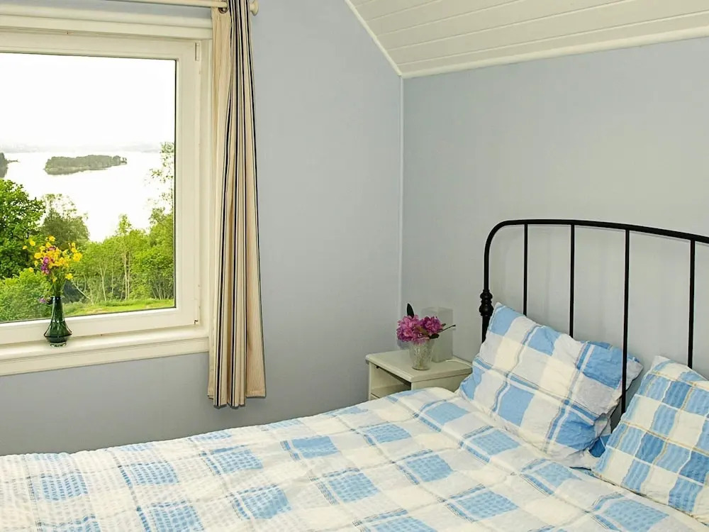 6 person holiday home in LONEVÅG-By Traum