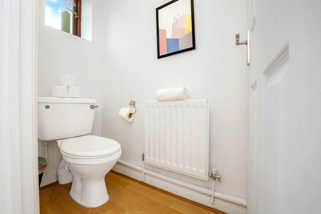 4 Bedroom House - Central MK - Free Parking, Garden and Smart TVs with Netflix by Yoko Property