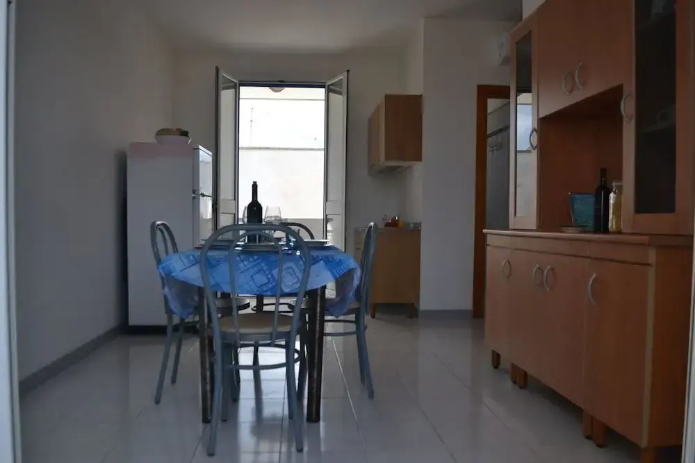 Cosy Apartment Near The Beach With Balcony Pets Allowed Parking Available