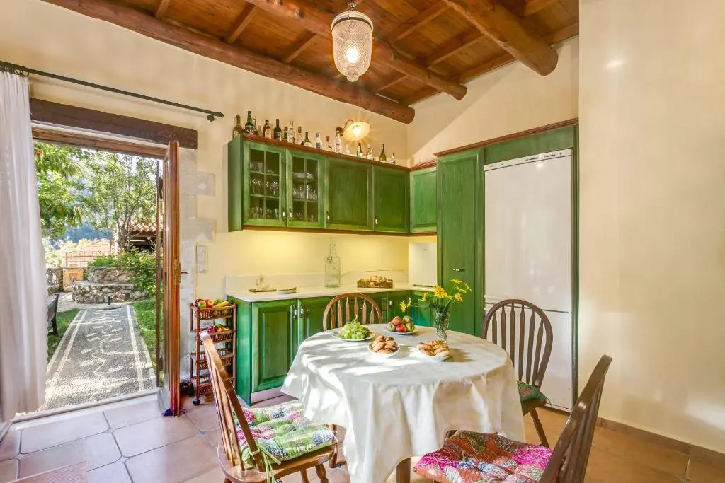 Ifigenia Lux MAISONETTE in oldtown and Villas in theriso vilage 14 km outside of chania