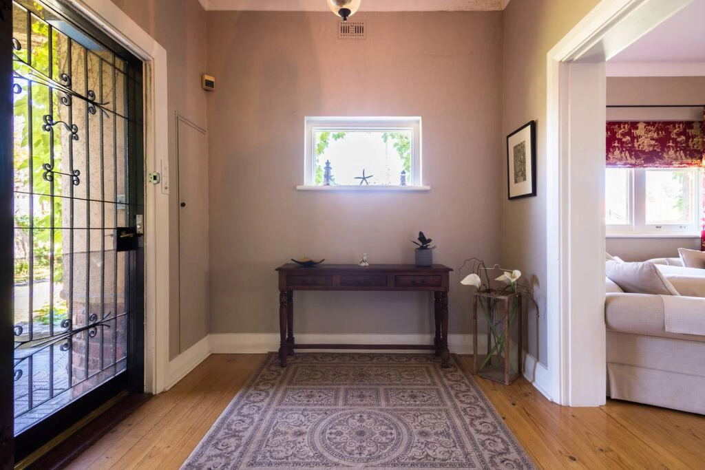 Beautiful 2 Story Manor Close to Beach and all