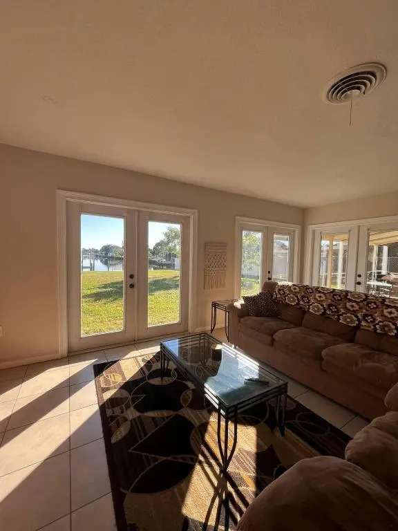 Waterfront renovated 3/2 close to everything