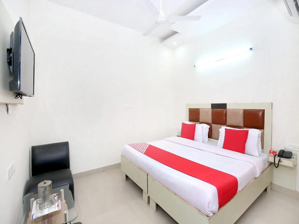 OYO 11369 Hotel Noor Plaza