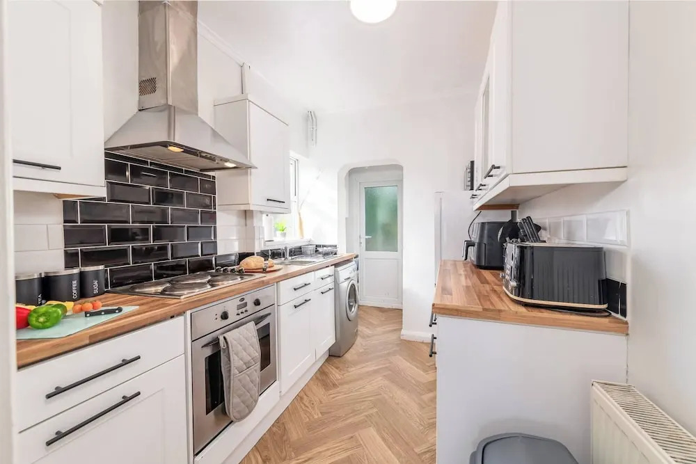 Charming 3-bedroom Wolverhampton Home With Private Hot Tub
