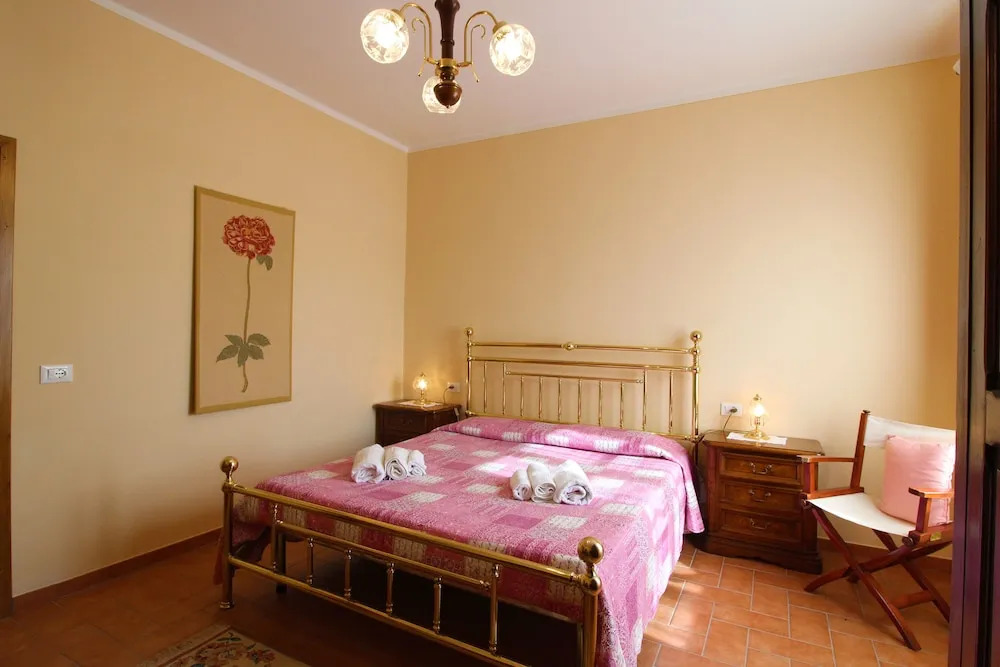 Stunning Private Villa for 4 Guests With Wifi, Private Pool, TV, Veranda, Pets Allowed and Parking